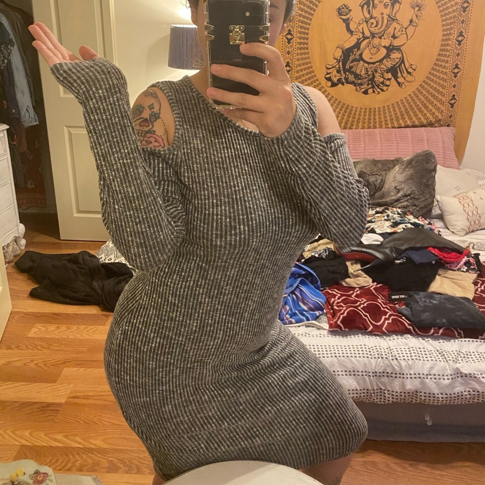 Off the shoulder / Grey-white dress w/ open back L